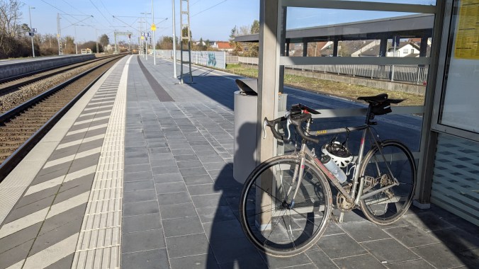 004_RundUmBaWü_Waghäusel_Bahnhof_Allez_20220213